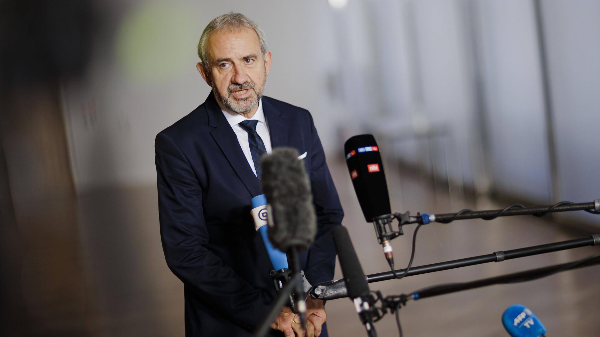 Hermann Parzinger, Präsident der Stiftung Preußischer Kulturbesitz, redet vor mehreren Mikrofonen Hermann Parzinger, Präsident der Stiftung Preußischer Kulturbesitz, redet vor mehreren Mikrofonen