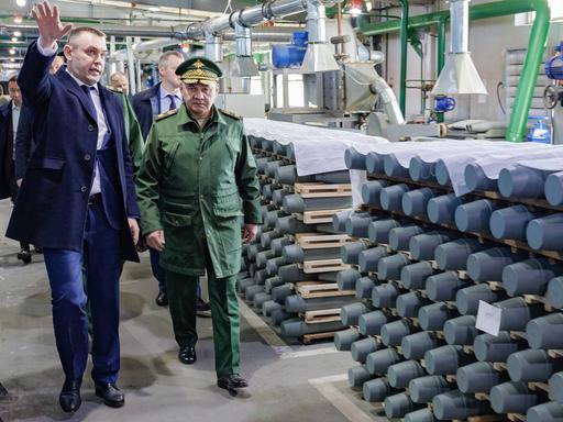 Der russische Verteidigungsminister Sergei Schoigu besucht eine Fertigungshalle für Artilleriemunition