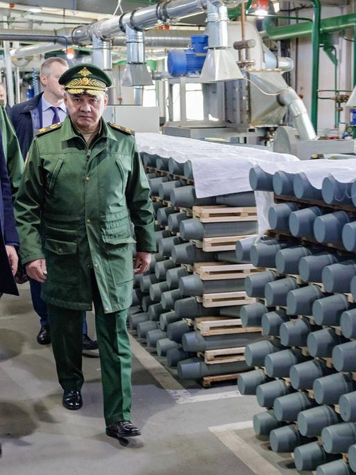 Der russische Verteidigungsminister Sergei Schoigu besucht eine Fertigungshalle für Artilleriemunition