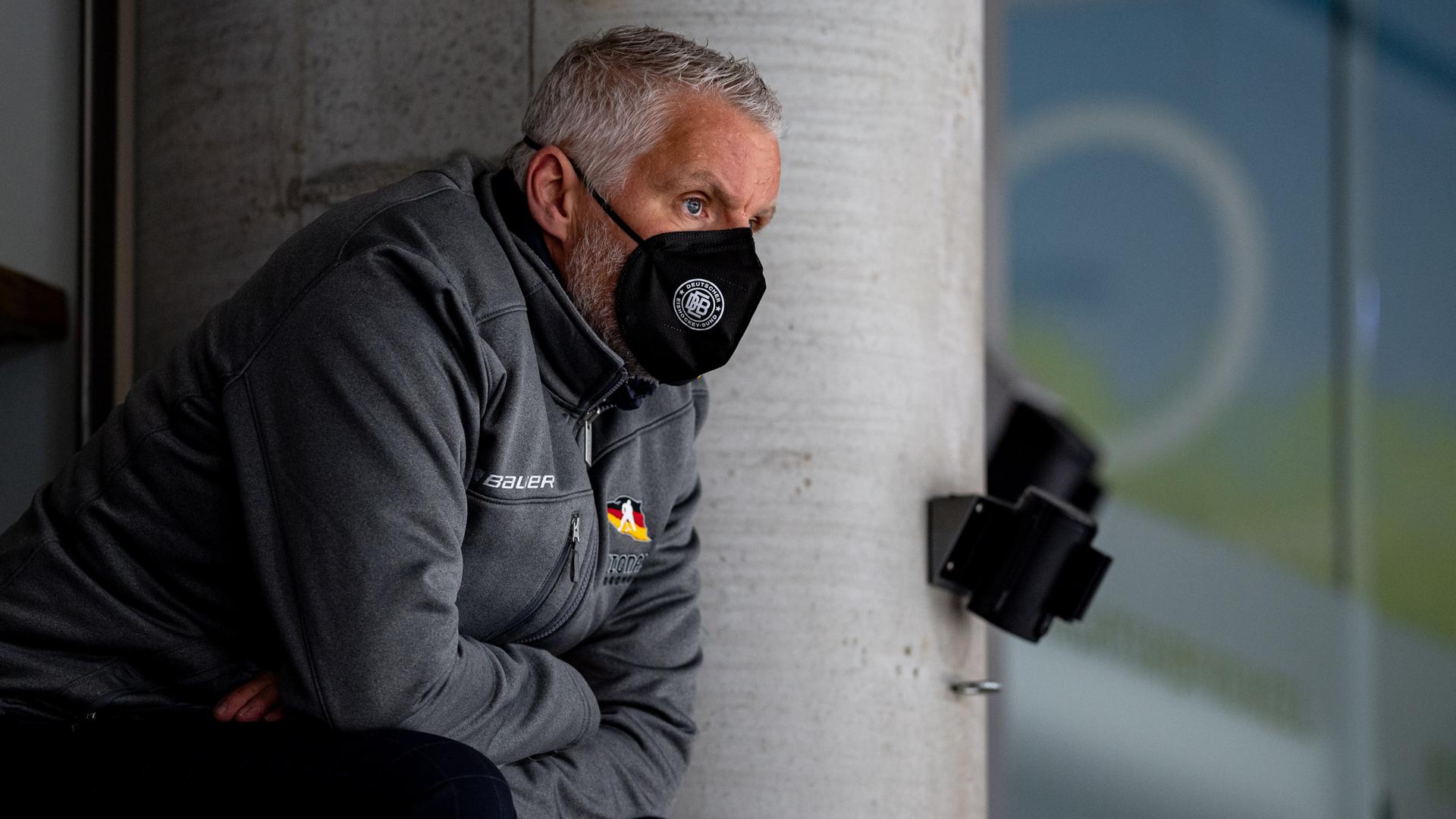 Christian Künast schaut mit einer Maske beim Trainings zu