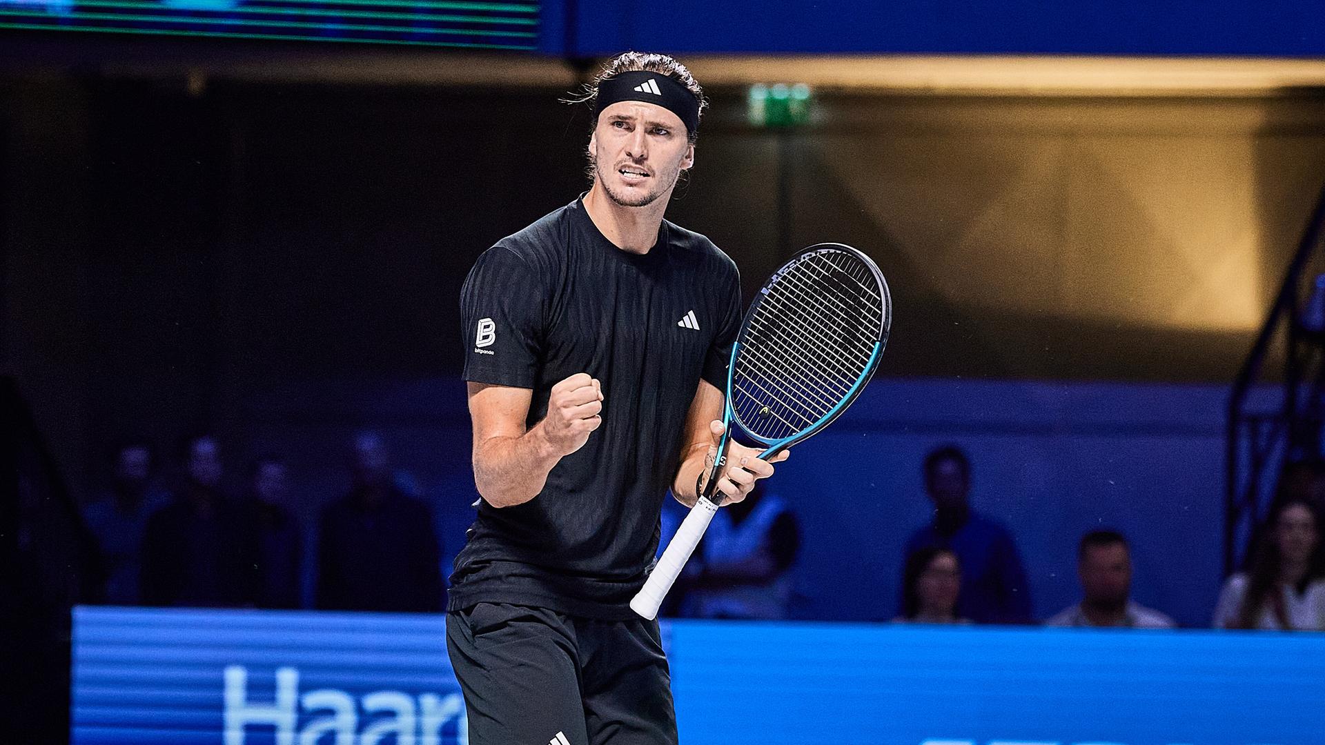 Der deutsche Tennisspieler Alexander Zverev steht auf dem Platz und ballt die rechte Faust.