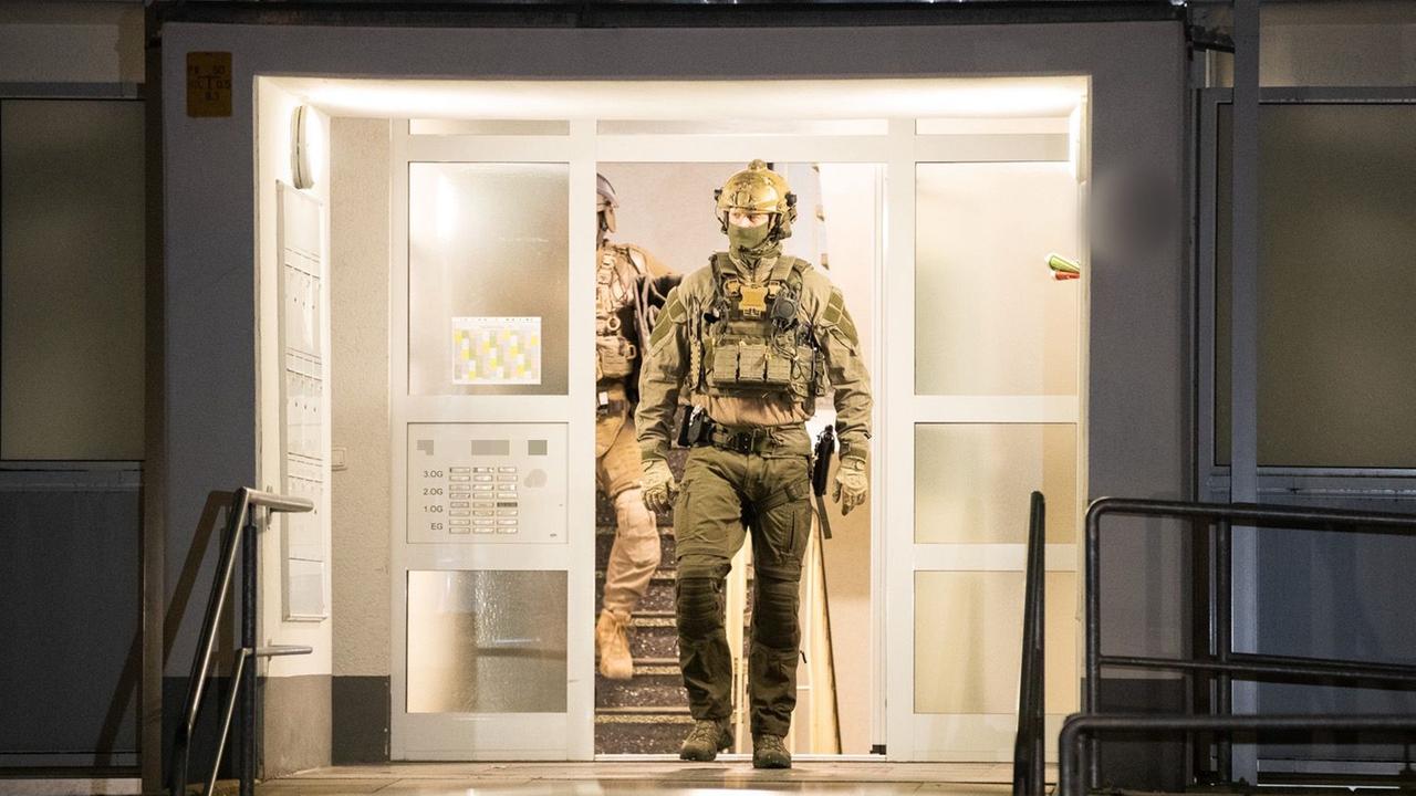 Nordrhein-Westfalen, Düsseldorf: Einsatzkräfte der Polizei verlassen ein Gebäude.