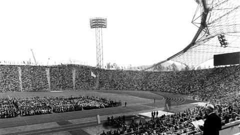 Bundespräsident Gustav Heinemann hält seine Ansprache während der Trauerfeier im Olympiastadion am 06.09.1972. Palästinensische Terroristen waren am 05.09.1972 in das Olympische Dorf eingedrungen und hatten mehrere Mitglieder der israelischen Mannschaft als Geiseln genommen. Während der Geiselnahme wurden mehrere der Geiseln ermordet.