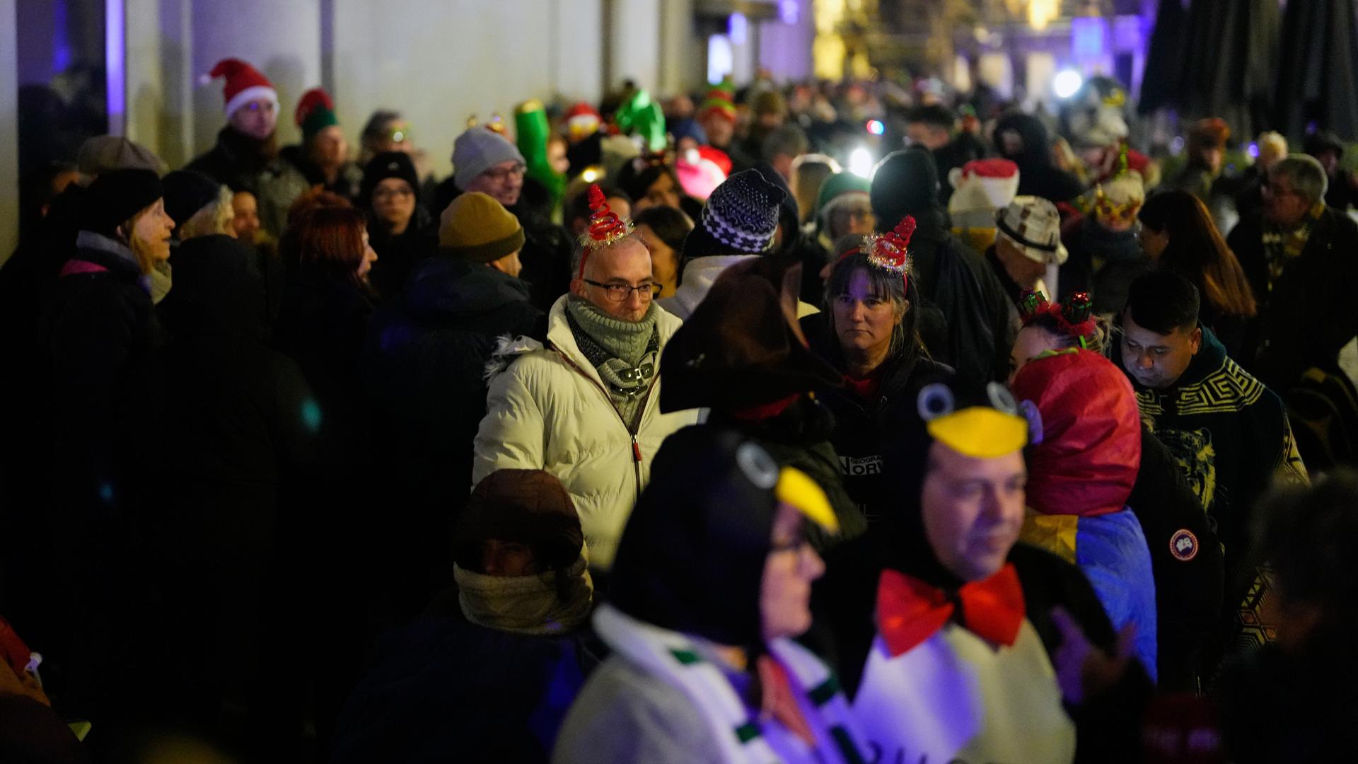 Zuschauer warten vor dem Teatro Real auf den Beginn der jährlichen Weihnachtslotterieziehung, bekannt als El Gordo oder "Der Dicke". 