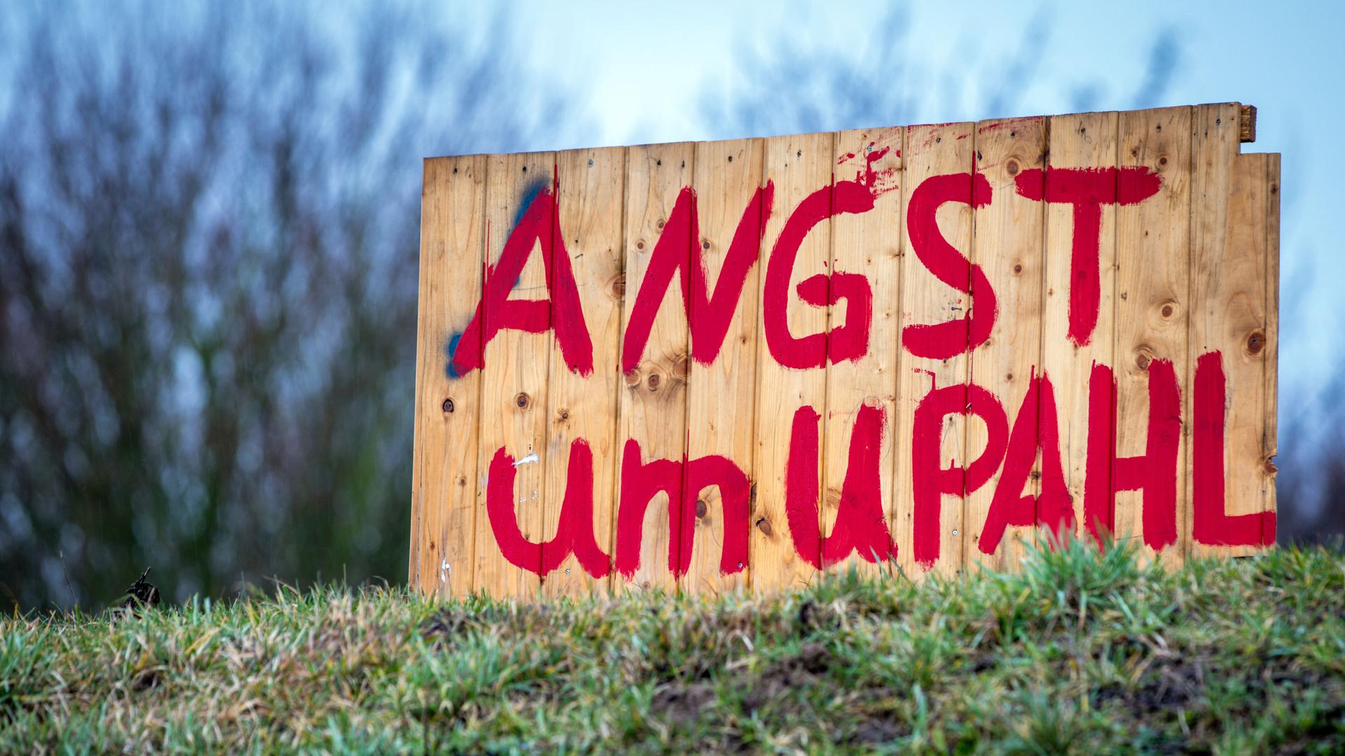 Angst um Upahl steht auf einem Schild nahe dem Ortseingang von Upahl. Am 26.01.2023 protestierten im benachbarten Grevesmühlen rund 700 Menschen vor der "Malzfabrik". Nach den tumultartigen Protesten hat die Polizei vier Strafverfahren eingeleitet.
