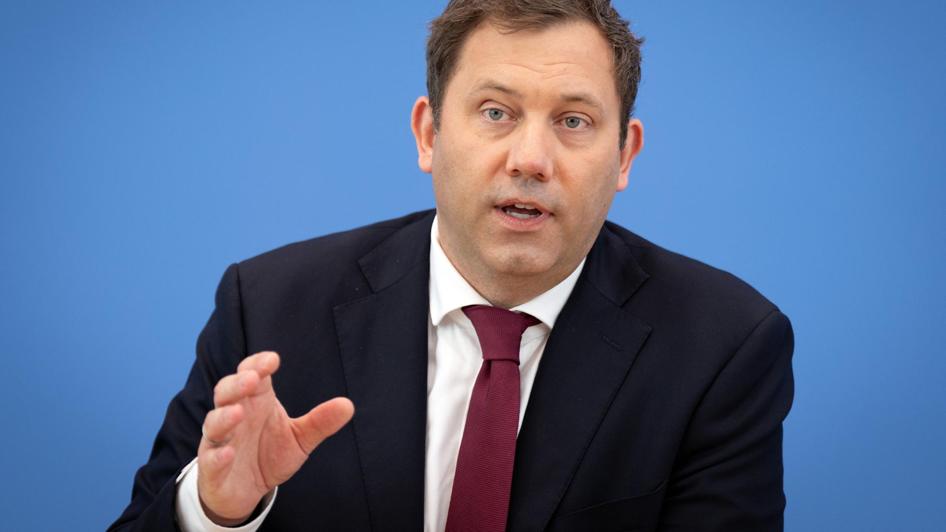 Lars Klingbeil spricht und streckt dabei seine Hand etwas nach vorn.