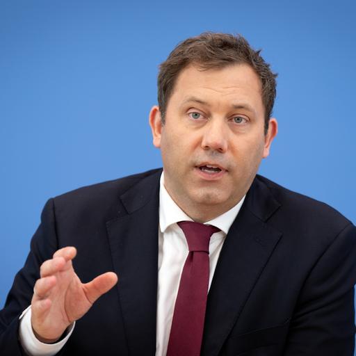 Bundesfinanzminister Lars Klingbeil spricht und macht eine beschwichtigenden Geste mit der rechten Hand.