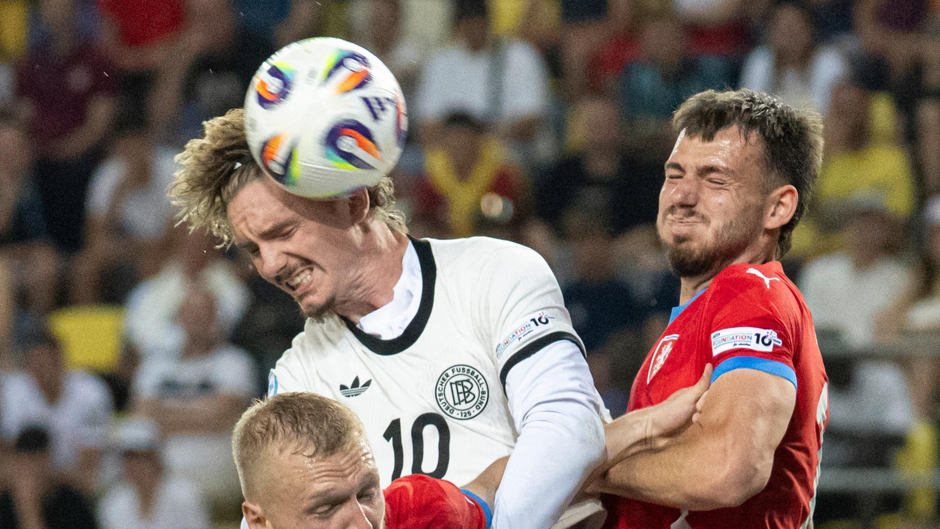 Nick Woltemade beim Kopfballspiel gegen Tschechiens Karel Spacil (l) und Filip Prebsl. Nick Woltemade beim Kopfballspiel gegen Tschechiens Karel Spacil (l) und Filip Prebsl.