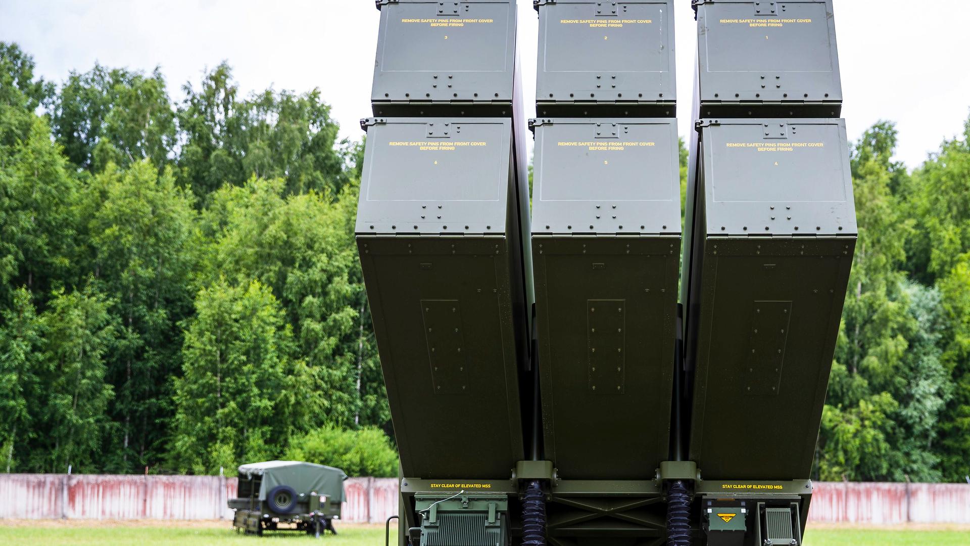 NASAMS, ein verteiltes und vernetztes bodengestütztes Luftverteidigungssystem für kurze bis mittlere Reichweiten. NASAMS, ein verteiltes und vernetztes bodengestütztes Luftverteidigungssystem für kurze bis mittlere Reichweiten.