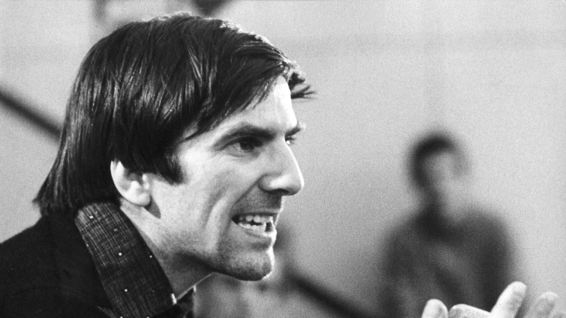 Der Studentenführer und Ideologe des Sozialistischen Deutschen Studentenbundes (SDS), Rudi Dutschke, am 6. März 1968 in der Aula der Halenpaghenschule im niedersächsischen Buxtehude am Rednerpult. Er wurde gut einen Monat später am 11.4.1968 vor der Geschäftsstelle des Sozialistischen Deutschen Studentenbundes (SDS) am Kurfürstendamm auf offener StraÃe von dem 23jährigen Arbeiter Josef Erwin Bachmann niedergeschossen und lebensgefährlich verletzt. Dutschke überlebte das Attentat, verstarb jedoch, vermutlich an den Spätfolgen, am 24. Dezember 1979 in Aarhus/Dänemark. [dpabilderarchiv]