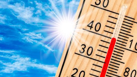 Ein Thermometer zeigt große Hitze im Sommer.