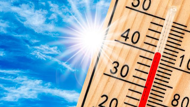 Ein Thermometer zeigt große Hitze im Sommer.