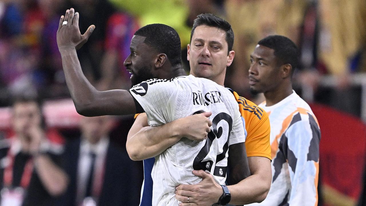 Fußball-Nationalspieler Antonio Rüdiger protestiert und wird von zwei Mitspielern zurückgehalten.
