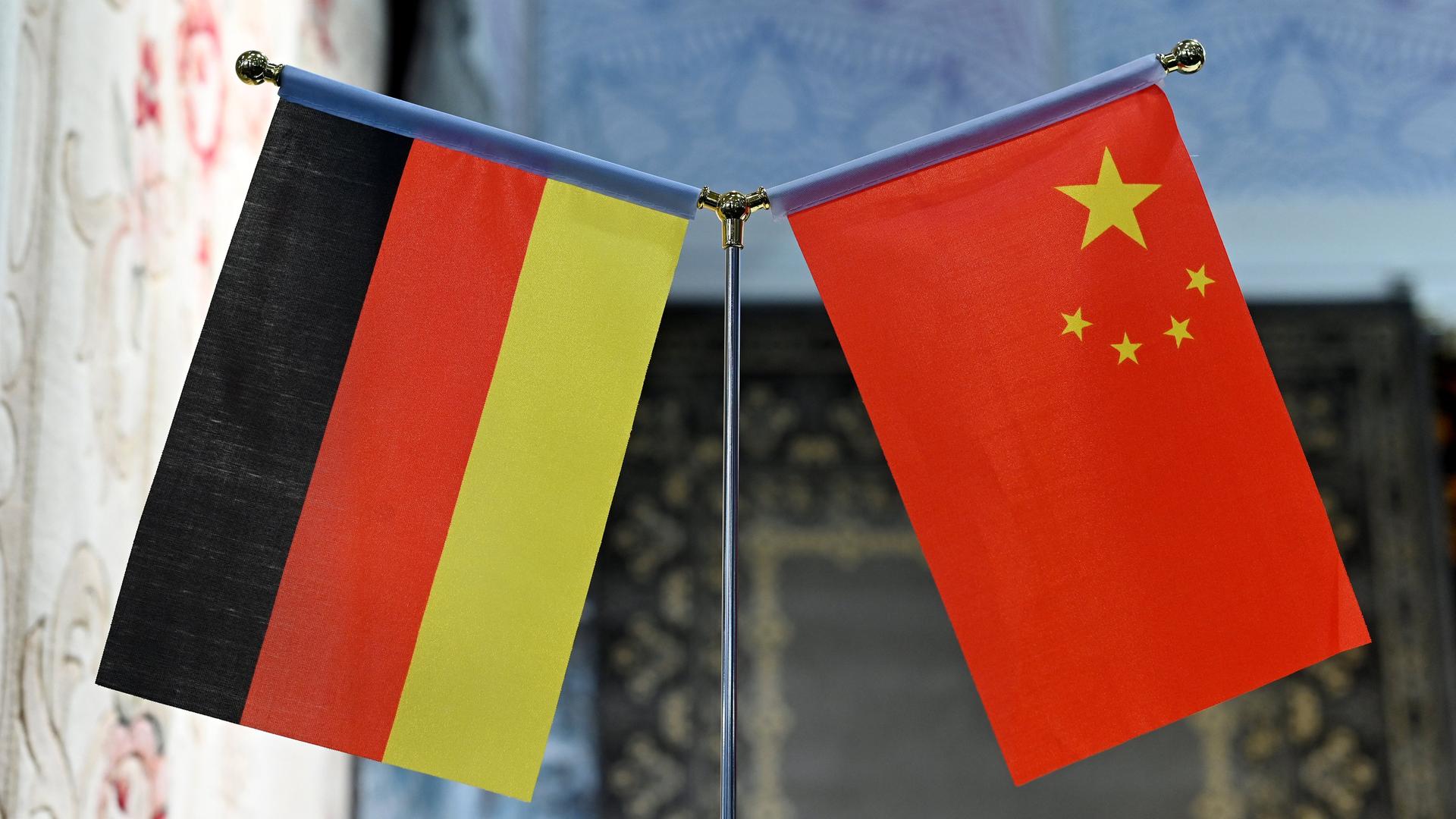 Die deutsche und die chinesische Fahne hängen nebeneinander.