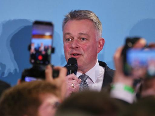 Der Spitzenkandidat der CDU bei der Landtagswahl in Rheinland-Pfalz, Gordon Schnieder, spricht nach ersten Sieg-Prognosen auf einer Wahlparty in ein Mikrofon.