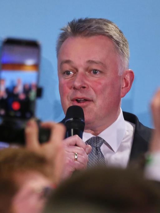 Der Spitzenkandidat der CDU bei der Landtagswahl in Rheinland-Pfalz, Gordon Schnieder, spricht nach ersten Sieg-Prognosen auf einer Wahlparty in ein Mikrofon.