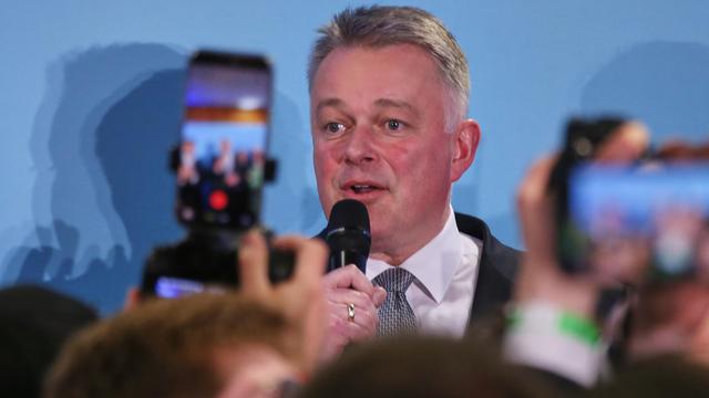 Der Spitzenkandidat der CDU bei der Landtagswahl in Rheinland-Pfalz, Gordon Schnieder, spricht nach ersten Sieg-Prognosen auf einer Wahlparty in ein Mikrofon.
