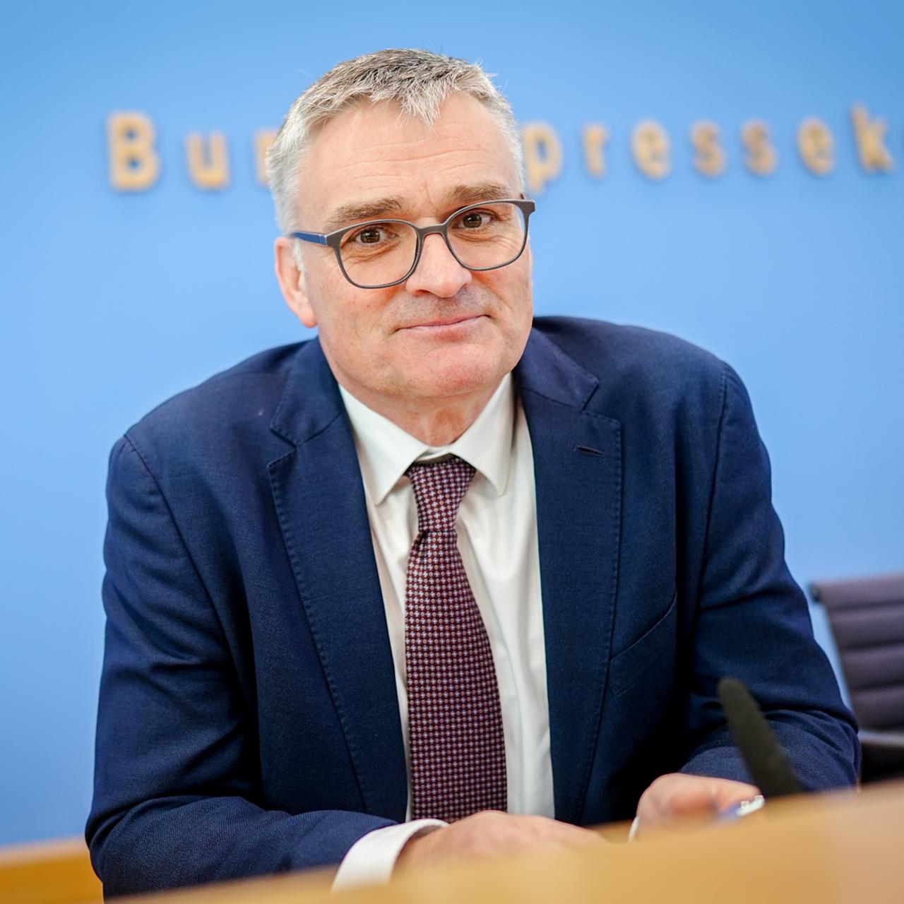 Stefan Kornelius, Sprecher der Bundesregierung, nimmt an der Regierungs-Pressekonferenz im Haus der Bundespressekonferenz teil.