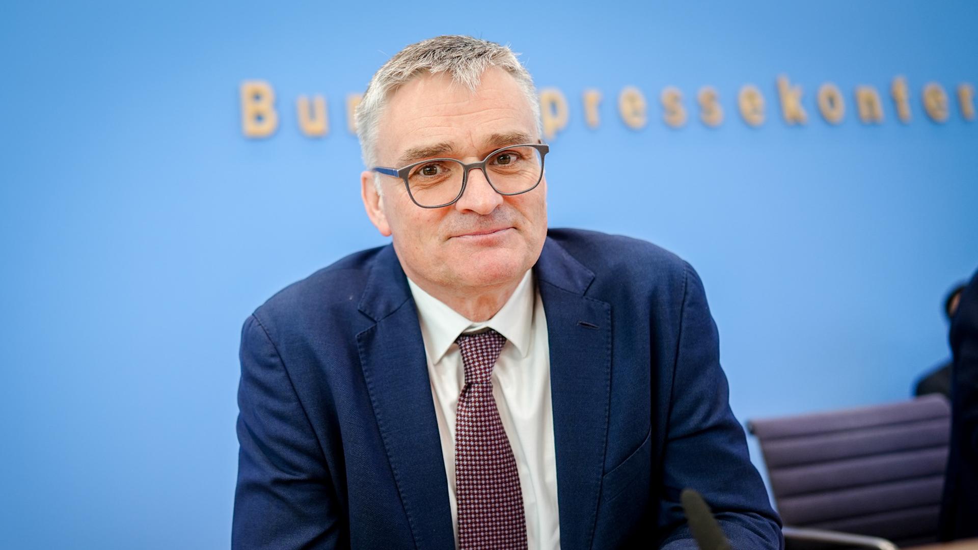 Stefan Kornelius, Sprecher der Bundesregierung, nimmt an der Regierungs-Pressekonferenz im Haus der Bundespressekonferenz teil. Stefan Kornelius, Sprecher der Bundesregierung, nimmt an der Regierungs-Pressekonferenz im Haus der Bundespressekonferenz teil.