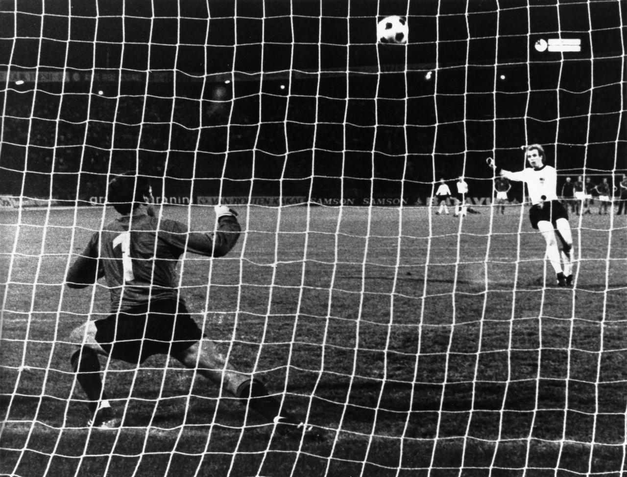 Fussball-EM-Finale 1976 in Belgrad: Tschechoslowakei - BR Deutschland 7:5 n.E. - Elfmeterschiessen: Uli Hoeneß verschiesst beim Stand von 4:3 i.E. seinen Elfmeter gegen Torhueter Ivo Viktor.