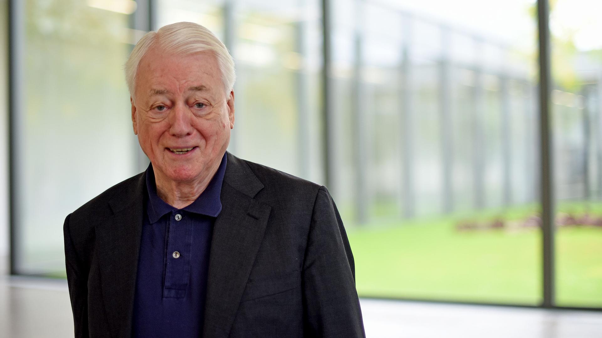 Der Autor und Filmemacher Alexander Kluge steht in einem Flur des Museums Folkwang