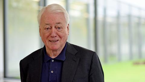 Der Autor und Filmemacher Alexander Kluge steht in einem Flur des Museums Folkwang