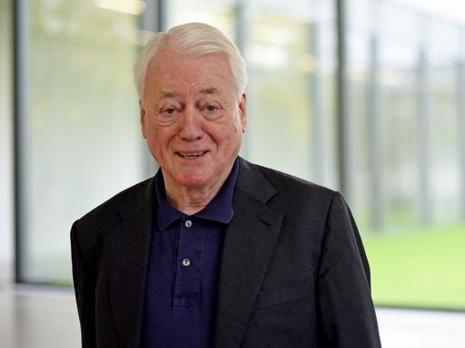 Der Autor und Filmemacher Alexander Kluge steht in einem Flur des Museums Folkwang