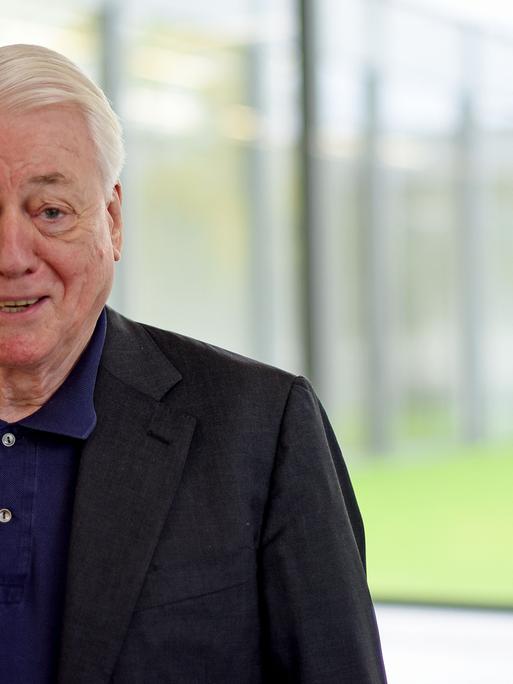 Der Autor und Filmemacher Alexander Kluge steht in einem Flur des Museums Folkwang