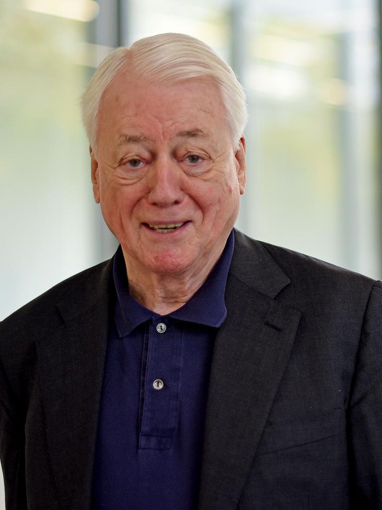 Der Autor und Filmemacher Alexander Kluge steht in einem Flur des Museums Folkwang