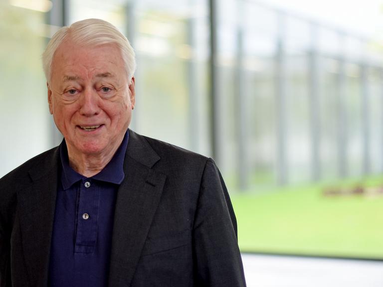 Der Autor und Filmemacher Alexander Kluge steht in einem Flur des Museums Folkwang