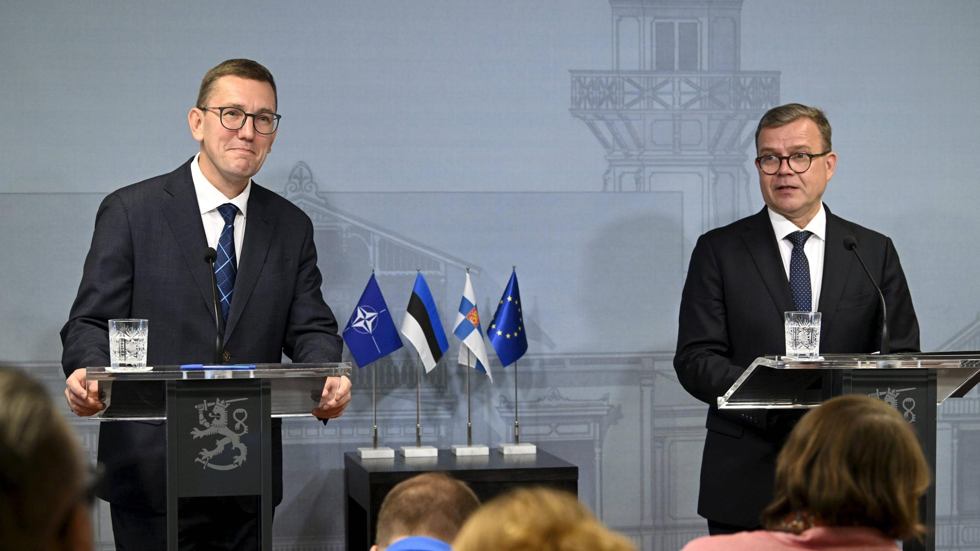 Der estnische Premierminister Kristen Michal und der finnische Regierungschef Petteri Orpo während einer Pressekonferenz in Helsinki. Der estnische Premierminister Kristen Michal und der finnische Regierungschef Petteri Orpo während einer Pressekonferenz in Helsinki.
