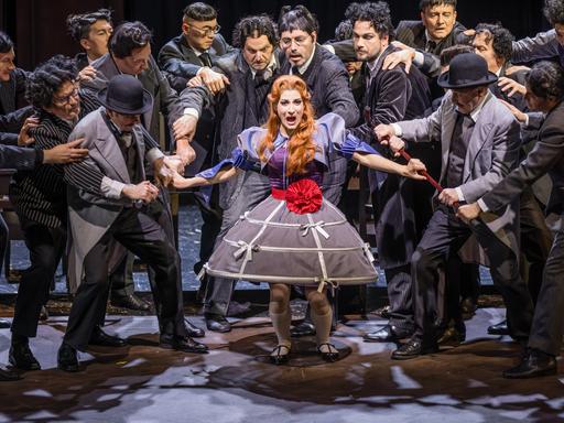 Die Sängerin Ketevan Chuntishvili als Pamina sowie Mitgleider des Opernchors stehen bei der Generalprobe für die Oper «Die Zauberflöte» auf der Bühne des Staatstheaters Cottbus. 