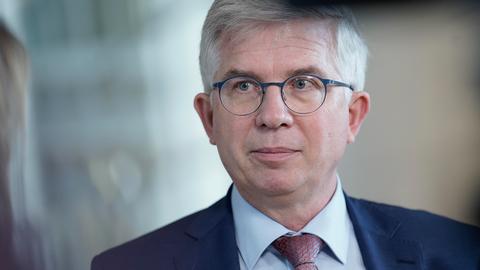 Prof. Dr. Andrew Ullmann (FDP) im Porträt, aufgenommen am 11.11.2021 im Deutschen Bundestag in Berlin