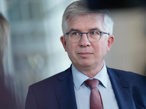 Prof. Dr. Andrew Ullmann (FDP) im Porträt, aufgenommen am 11.11.2021 im Deutschen Bundestag in Berlin