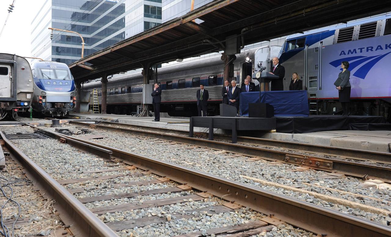Joe Biden (vorn) 2009 noch als Vizepräsident anlässlich der Bekanntgabe der Unterstützung für Amtrak aus dem staatlichen Konjunkturpaket in Washington