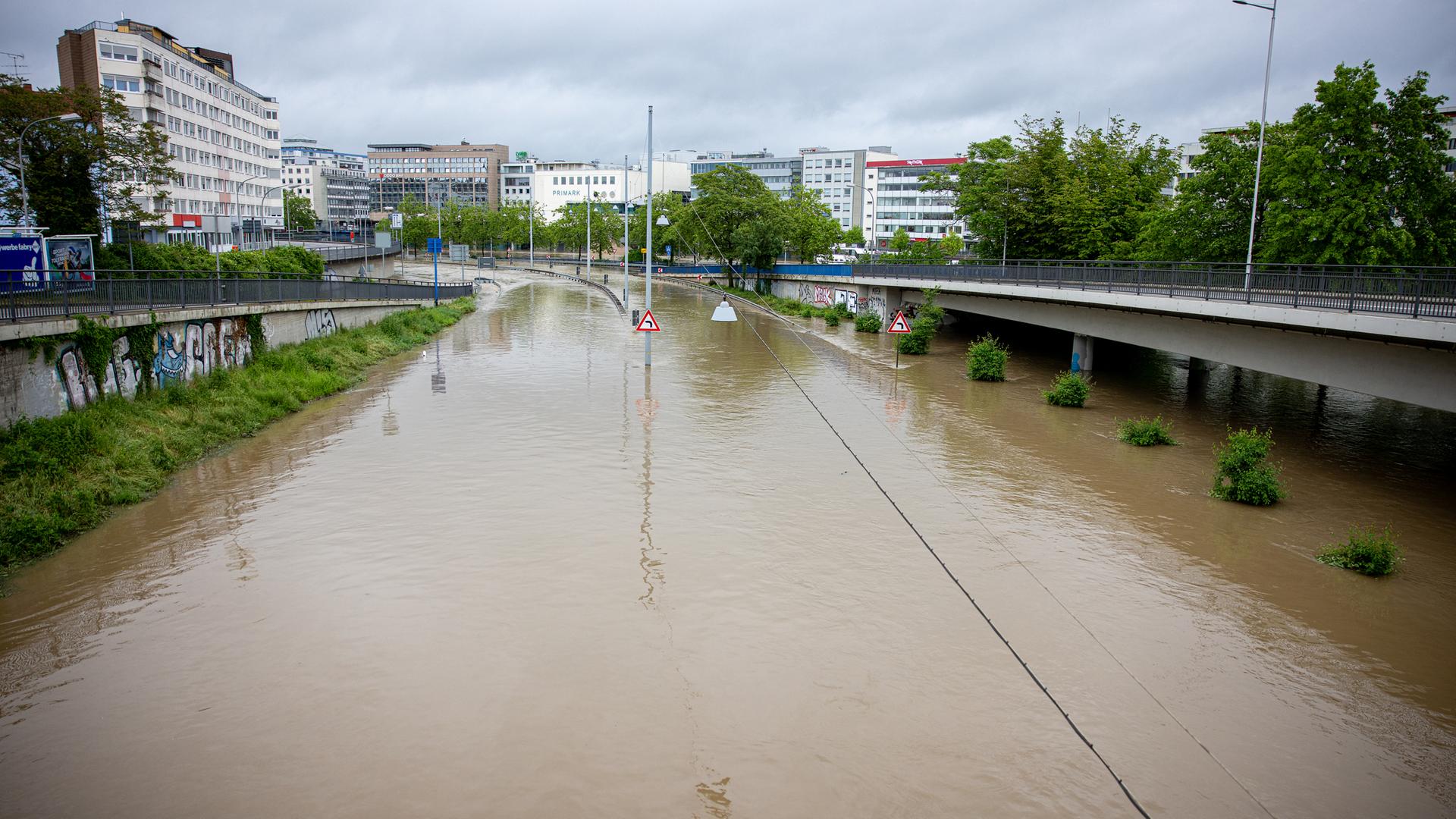 Die Stadtautobahn A620 steht unter Wasser. Die Stadtautobahn A620 steht unter Wasser.