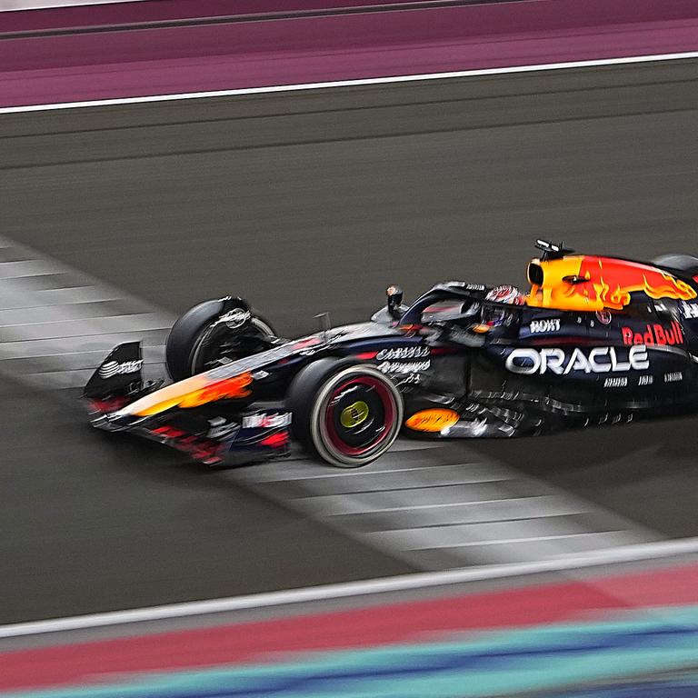 Das Foto zeigt, wie der Niederländer Max Verstappen beim Großen Preis von Katar über die Ziellinie fährt.