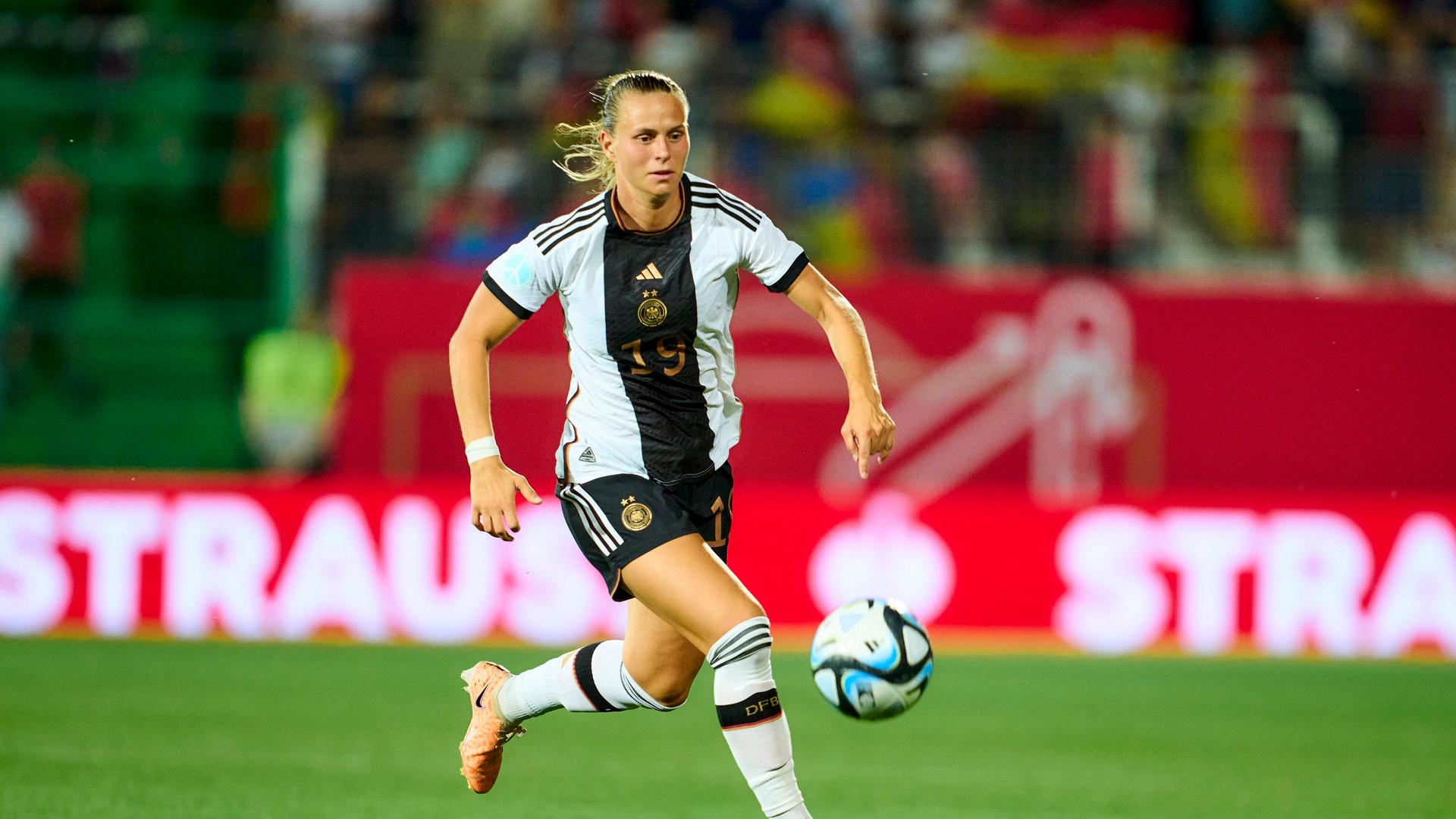 Die deutsche Nationalstürmerin Klara Bühl treibt bei einem Testspiel im Rahmen der WM-Vorbereitung den Ball voran.