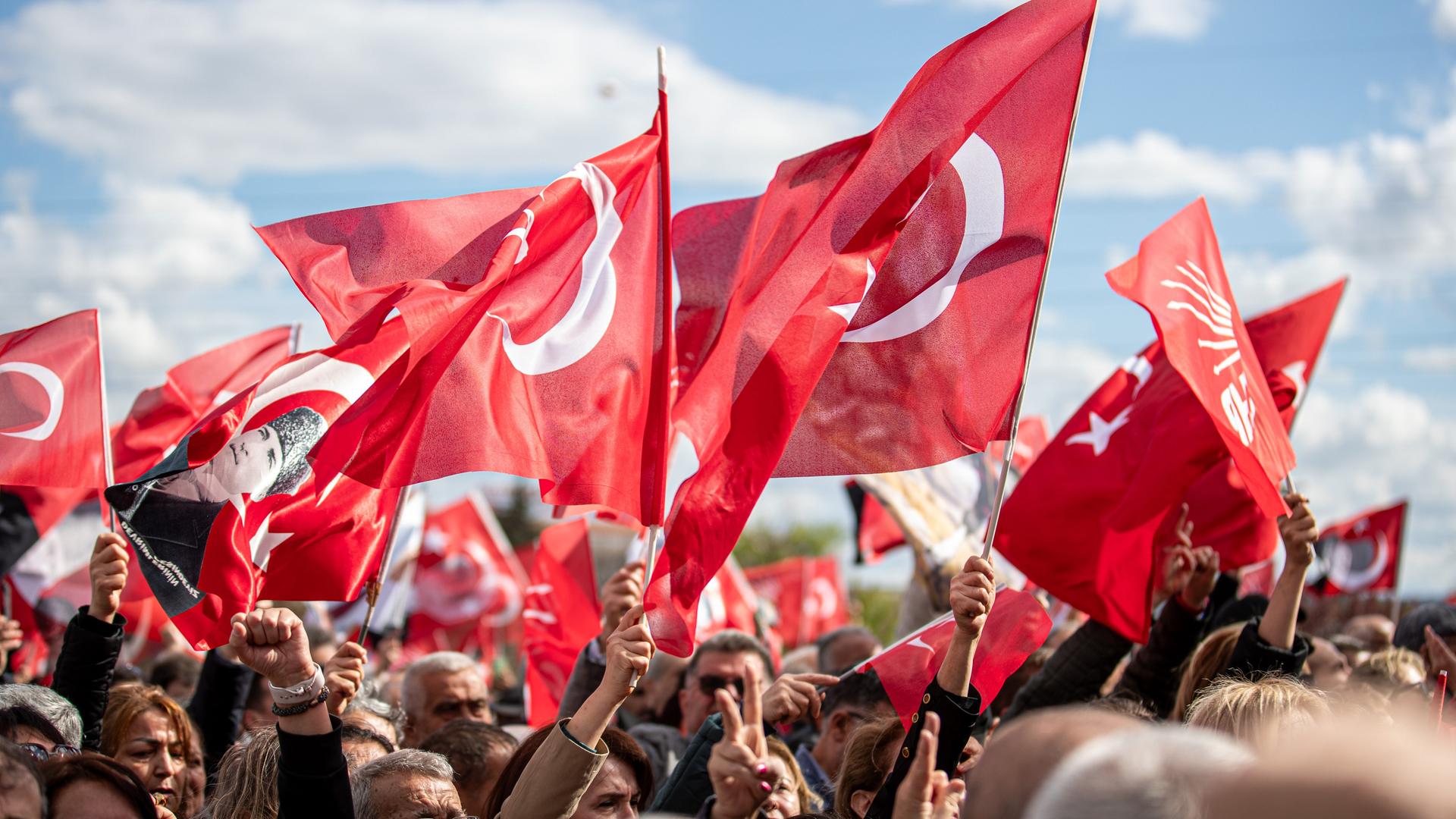Menschen halten türkische Flaggen während einer Kundgebung der Republikanischen Volkspartei (CHP) Menschen halten türkische Flaggen während einer Kundgebung der Republikanischen Volkspartei (CHP)