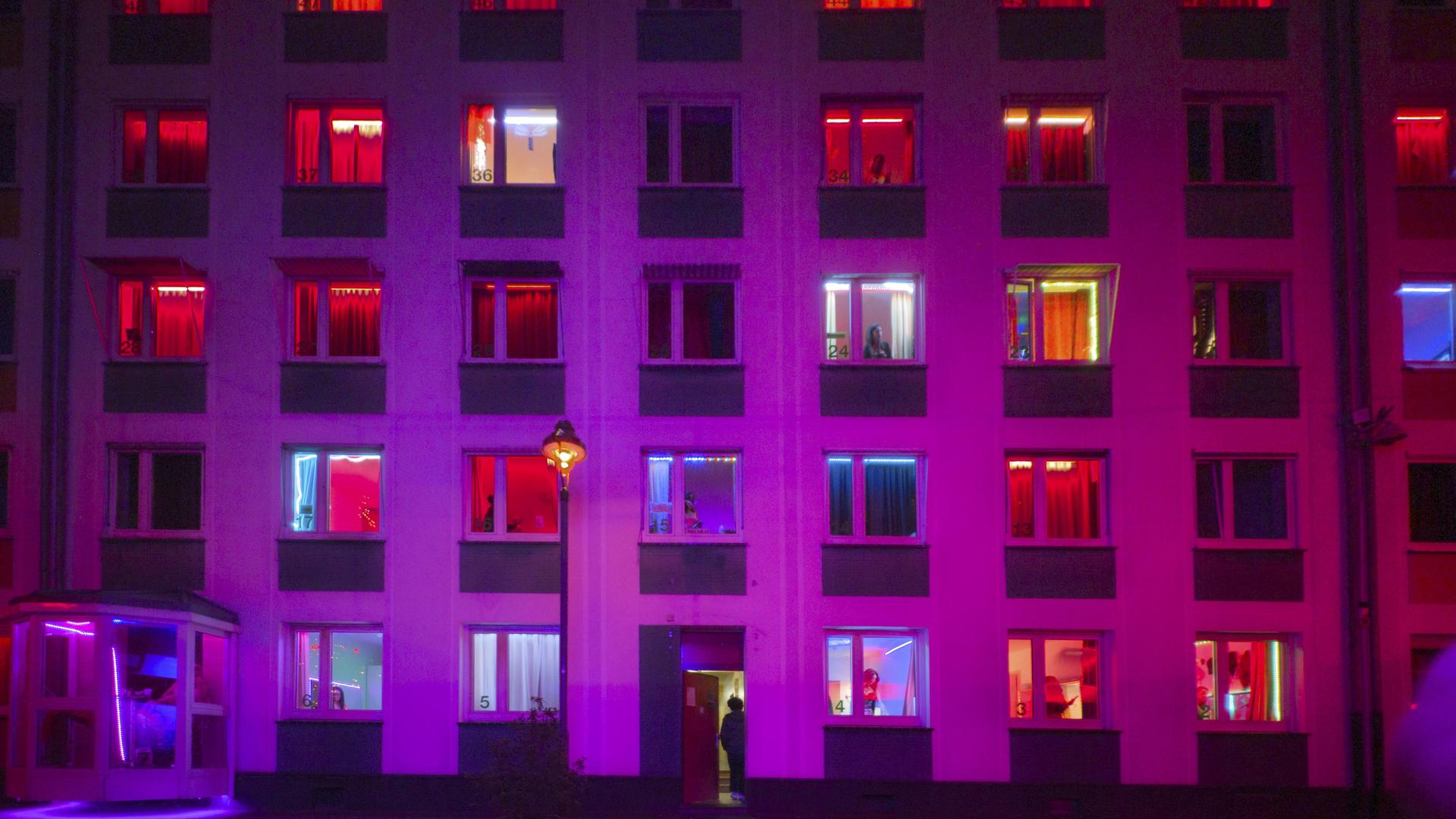 Laufhaus in Düsseldorf, wo Prostituierte in ihren Zimmern sexuelle Dienstleistungen anbieten.