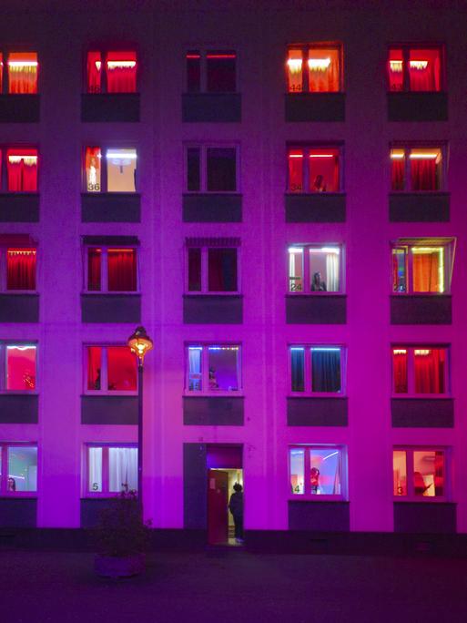 Laufhaus in Düsseldorf, wo Prostituierte in ihren Zimmern sexuelle Dienstleistungen anbieten.