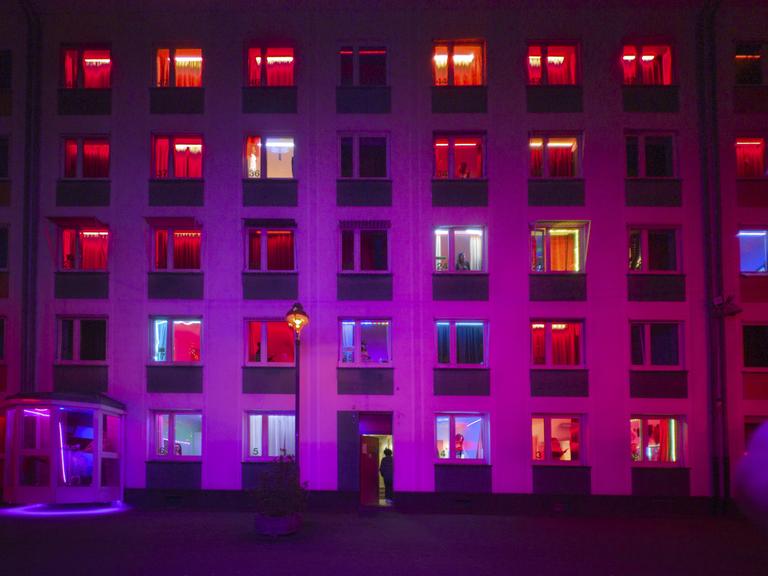 Laufhaus in Düsseldorf, wo Prostituierte in ihren Zimmern sexuelle Dienstleistungen anbieten.