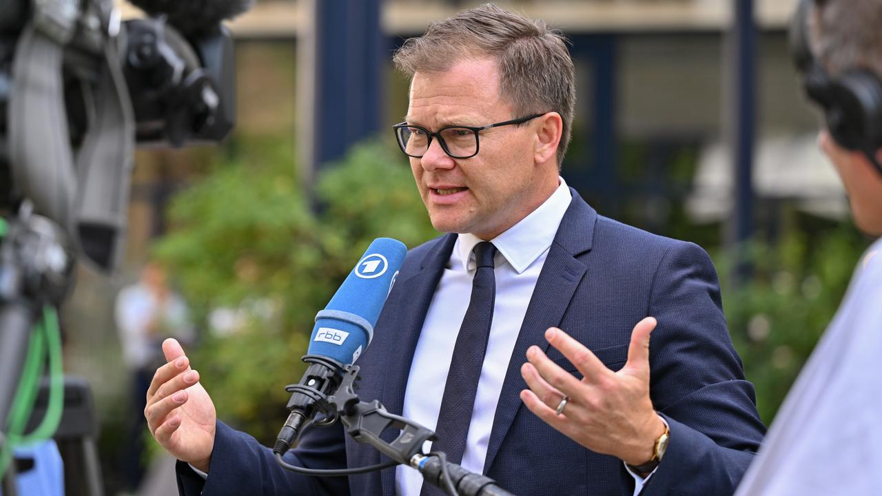 Bundesumweltminister Carsten Schneider (SPD gibt ein Interview vor Jounalisten. Mikrofon und Kameraequipment sind im Foto zu sehen.