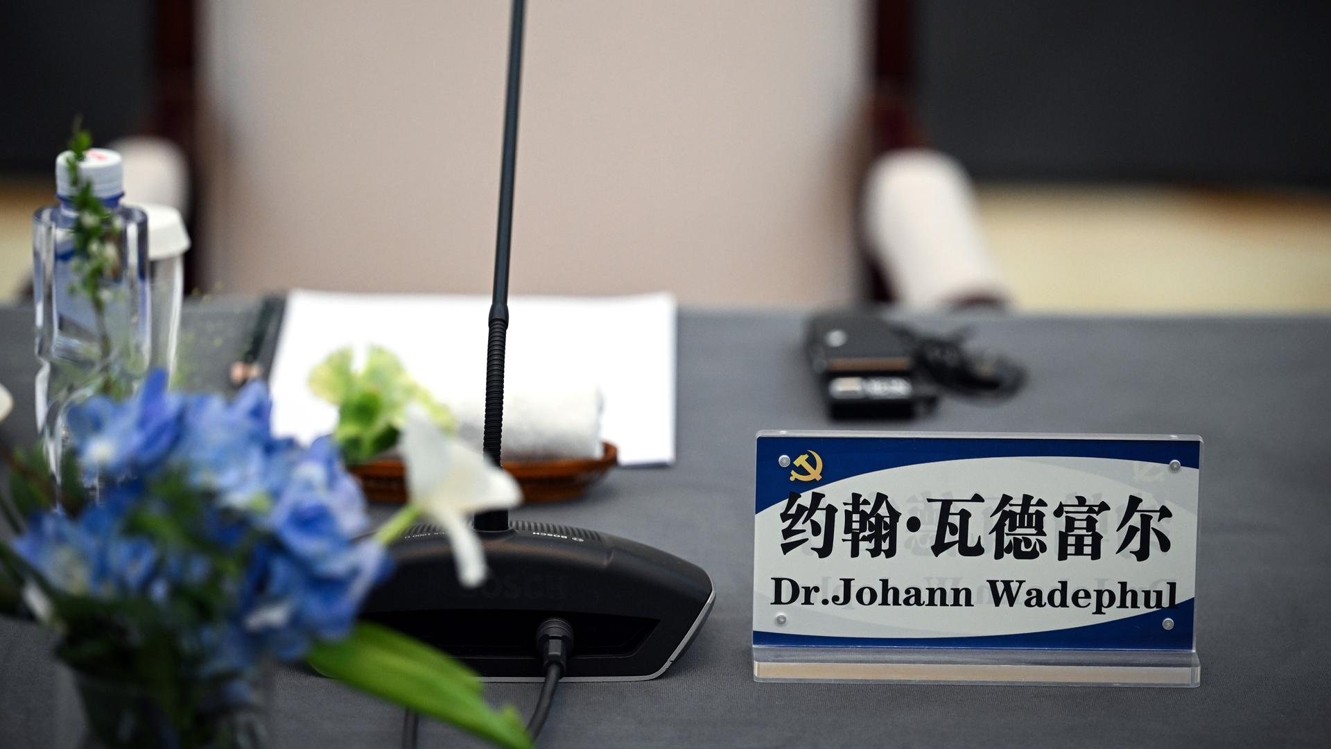 Das Schild mit dem Namen von Bundesaußenminister Johann Wadephul mit chinesischen Schriftzeichen steht vor Beginn eines Gesprächs mit dem Leiter der Internationalen Abteilung des Zentralkomitees der Kommunistischen Partei Chinas auf einem Tisch.