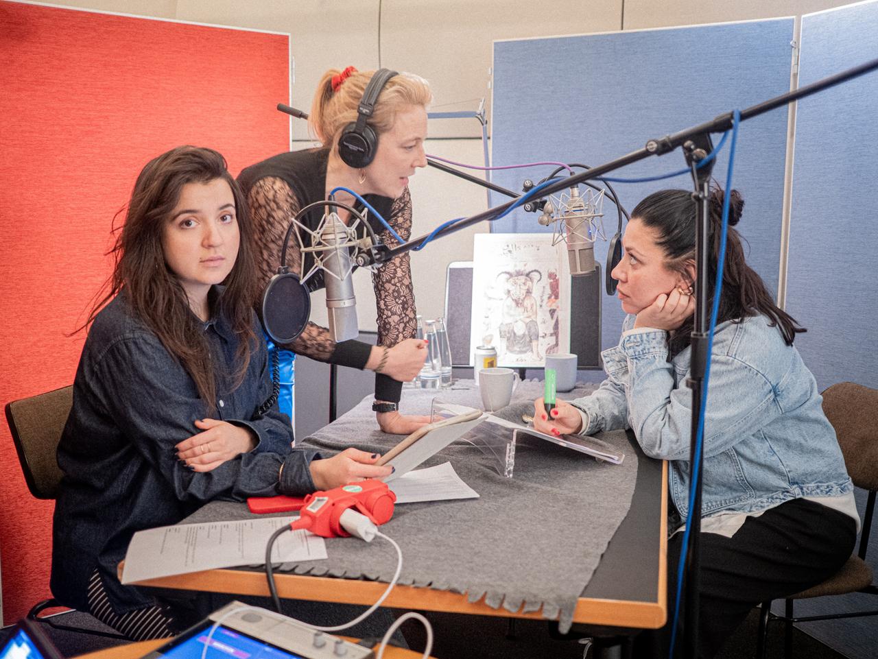 Im Hörspielstudio sind links die Schauspielerin Roxana Samadi, rechts die Schauspielerin Jasmin Shakeri und in der Mitte die Regisseurin Judith Lorentz.