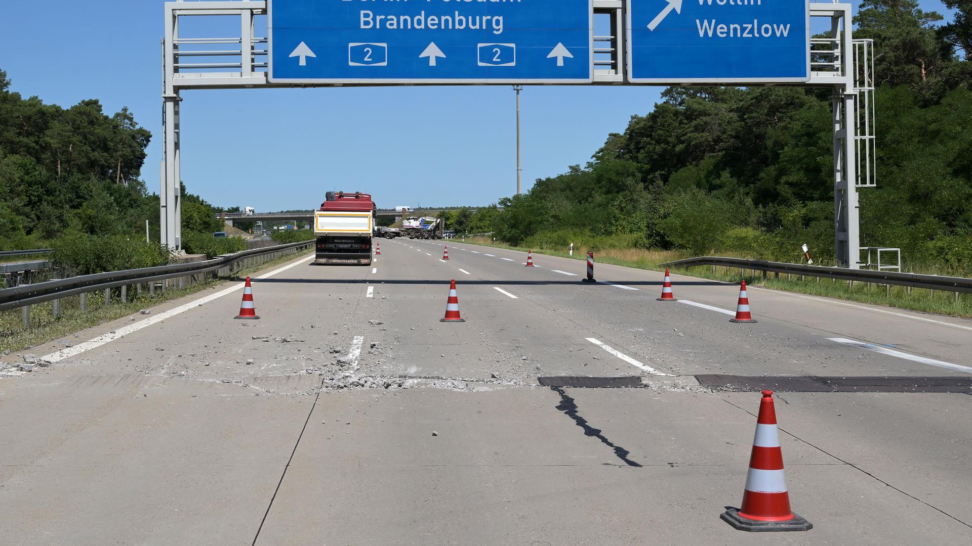 Abgesperrte Fahrbahnen auf der A2 Richtung Berlin: Zu sehen sind aufgeplatzte und zerbrochene Betonplatten.