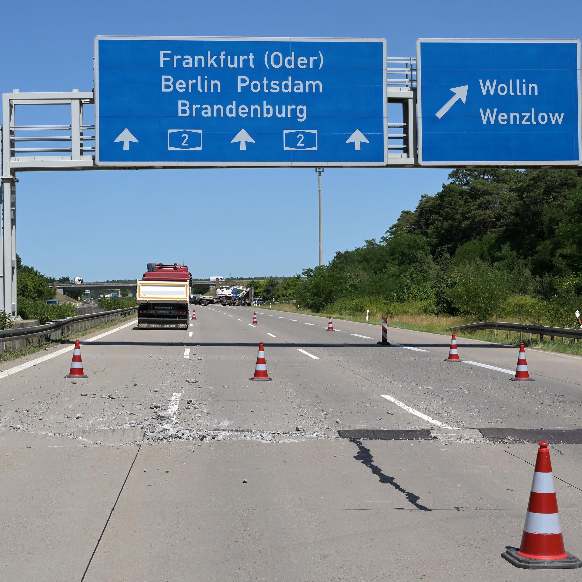 Abgesperrte Fahrbahnen auf der A2 Richtung Berlin: Zu sehen sind aufgeplatzte und zerbrochene Betonplatten.