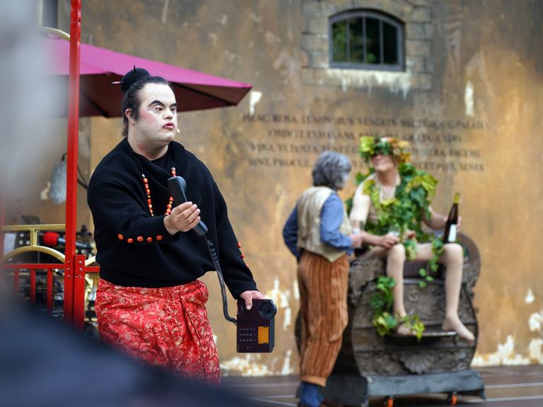 Eine Gruppe von geistig Behinderten und Nichtbehinderten spielt auf einer Bühne im Bremer Bürgerpark Theater.