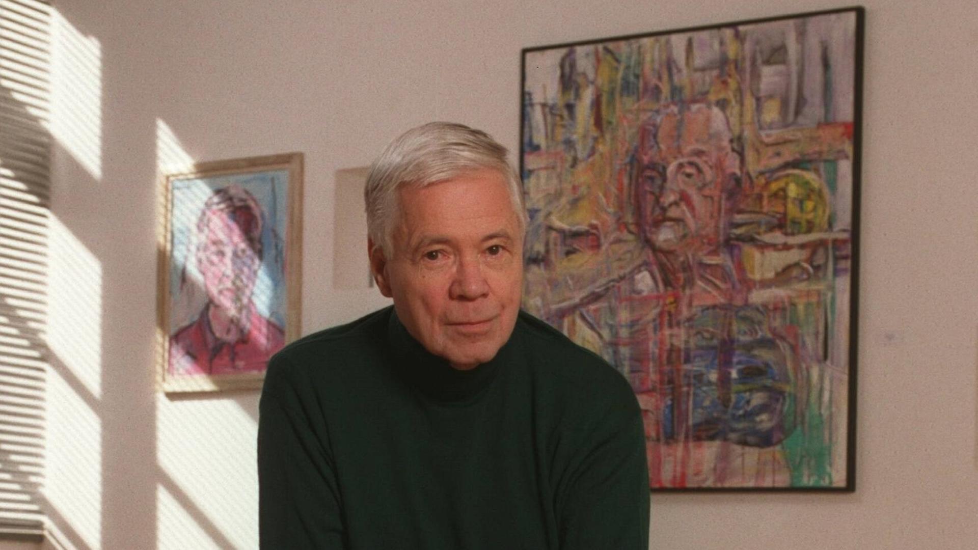 Der Sänger Dietrich Fischer-Dieskau sitzt in einem hellen Raum zwischen zwei seiner Gemälde am 18.09.2001 in Lippstadt.