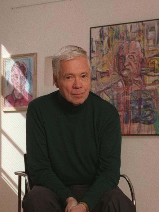 Der Sänger Dietrich Fischer-Dieskau sitzt in einem hellen Raum zwischen zwei seiner Gemälde am 18.09.2001 in Lippstadt.